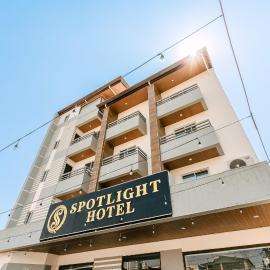 Spotlight Hotel near Hundred Islands Wharf，位于阿拉米诺斯的酒店