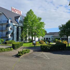 Hotel Restaurant La Tour Romaine - Haguenau - Strasbourg Nord，位于水贡昂莫德河畔的酒店