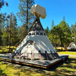 Buck and Does Tipi - 20' - Sleeps up to 4，位于O'Brien的酒店
