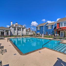 Half-Mi to Grand Lake: Townhome w/ Hot Tub，位于Afton的酒店