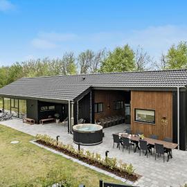4 Bedroom Cozy Home In Hadsund，位于海松的酒店