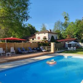 Moulin Du Pommier Glamping & Camping，位于Saulgond的酒店