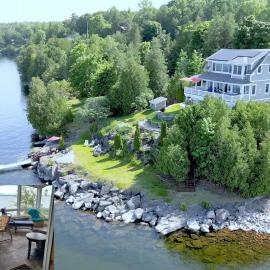 Loza house adirondack screened-in porch unit lake front，位于普拉茨堡的酒店