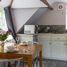 The Coach House Beautiful Georgian Apartment Wifi and Parking near Bath，位于博克斯的酒店