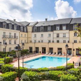 Disneyland Deluxe flat, outside pool, Climatisation, 1 min to Disney Parks，位于塞里斯的酒店