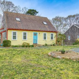 Beach and Lake Access: Family Getaway in Mashpee，位于马什皮的酒店