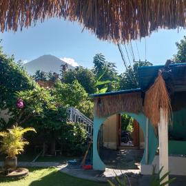 Black Sand hostel Amed，位于艾湄湾的酒店