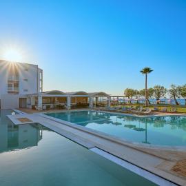 Malia Bay Beach Hotel & Bungalows，位于玛利亚的酒店