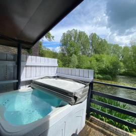 Magpie 1 Hot Tub HuntersMoon-Warminster-Bath-Wiltshire，位于沃明斯特的酒店