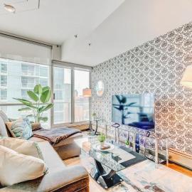 Luxury 2BR Condo - King Bed - Stunning City Views，位于卡尔加里的酒店