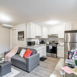 1BR Basement Condo - James Street，位于汉密尔顿的酒店