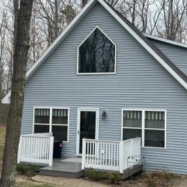 *4BR 2BA N Shore Hidden Retreat*，位于Roscommon的酒店