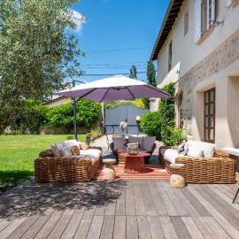L'Antiquaire - Chic and trendy family house with garden and swimming pool，位于伊居利的酒店