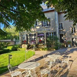 Chambres d'Hôtes de luxe Côté Parc-Côté Jardin avec parking privé gratuit，位于讷韦尔的酒店