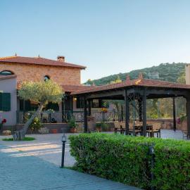 Luxury Villa with Huge Garden - Near "Mavra Volia" Beach，位于Emporeios的酒店