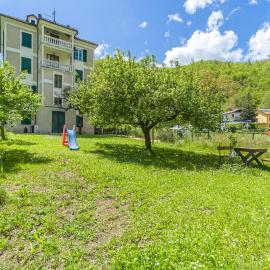 Beautiful Apartment In Loco Di Rovegno，位于Torriglia的酒店