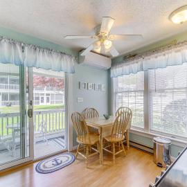 2 Mi to Drakes Island Beach: Condo w/ Porch!
