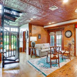 Downtown Essex Apartment - Steps to River!，位于Essex的酒店