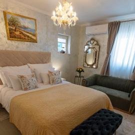 Villa Arba - authentic Mediterranean villa with jacuzzi，位于拉布的酒店