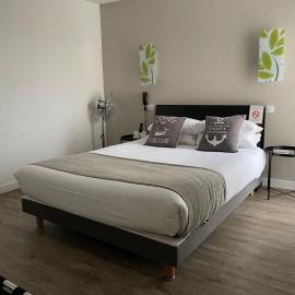 Cit'Hotel Logis Le Chêne Vert，位于莱萨布勒-多洛讷的酒店