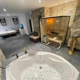 Suite Julius Cesar mit Private Sauna & Whirlpool，位于柏林的酒店