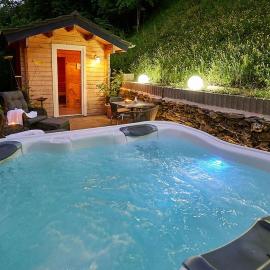 Ferienhaus mit Privaten Spabereich，位于贝尔恩卡斯特尔-库斯的酒店