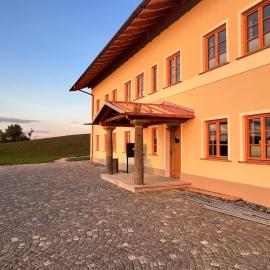 Stay Nice Apartments Dorfen Nähe München Jacuzzi Grillkota 75 Zoll TV，位于多尔芬的酒店