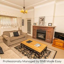 Hillside Cottage │ Comfy, Spacious, Walk to CBD & Stannies，位于巴瑟斯特的酒店