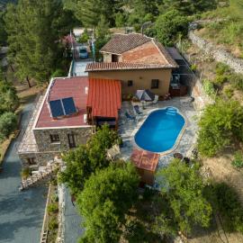 Fikardou Chalets，位于Phikardhou的酒店