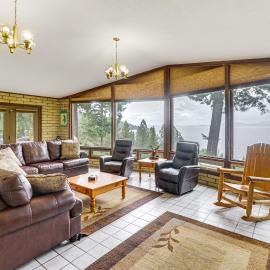 Flathead Lake Views: Scenic & Spacious Retreat!，位于比格福克的酒店