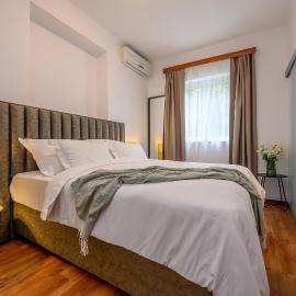 Yellow house with private parking by Adex travel，位于斯普利特的酒店
