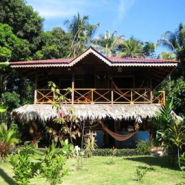 Punta Uva Puerto Viejo Beach Front House with Swimming Pool，位于蓬塔乌巴的酒店