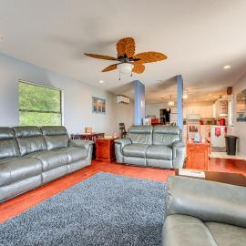 Waterfront Lake Buchanan Cottage w/ Kayaks!，位于Burnet的酒店