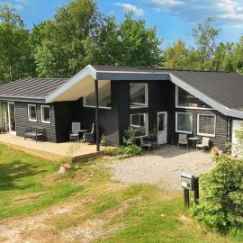 8 person holiday home in Storvorde，位于斯托沃勒的酒店