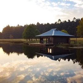 eKuthuleni - Wooden Cabin over the lake，位于霍维克的酒店