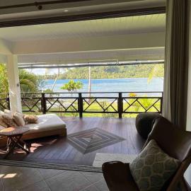 Blue Coral House, Luxury Waterfront，位于Maroe的酒店