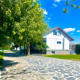 Villa Independiente con Bodega y Barbacoa - perfecto familia y grupos，位于Alacón的酒店
