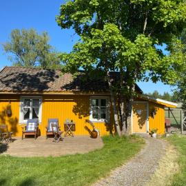 Farm stay in cozy cabin at Vestre Kinn，位于Ørje的酒店