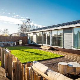 Waterfront tiny home with spacious garden，位于芬克芬的酒店