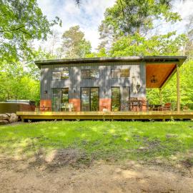 Modern Hersey Tiny Home w/ Private Hot Tub!，位于Evart的酒店