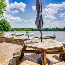 Lakefront Vacation Rental ~ 10 Mi to Shipshewana!，位于Howe的酒店