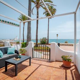 30 Beachhouse 15m beach sea Duquesa Manilva Andalucia，位于马尼尔瓦的酒店