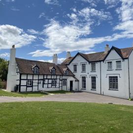 Cotswold Cheltenham, whole house with hot tub，位于格洛斯特的酒店
