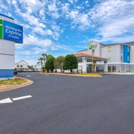 Holiday Inn Express Destin E - Commons Mall Area by IHG，位于德斯坦的酒店