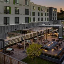 Courtyard by Marriott Portland East，位于Interlachen的酒店