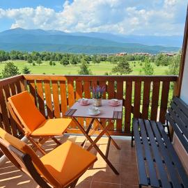 Green Peaks Suite in Pirin Golf & County Club，位于拉兹洛格的酒店