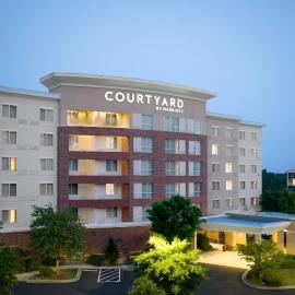 Courtyard by Marriott Atlanta NE/Duluth Sugarloaf，位于德卢斯的酒店