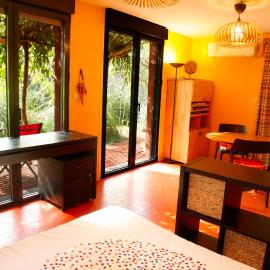 Studio Orange Oasis，位于Salasc的酒店