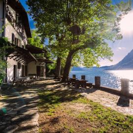 Secluded Cottage front Lake with BOAT，位于瓦尔索达的酒店