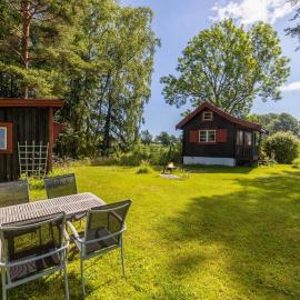 Koselig hytte på eget tun med varmtvanns utedusj，位于Ås的酒店